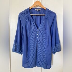 FIGUEROA & Flower popover blouse blue lace detail mother of pearl buttons